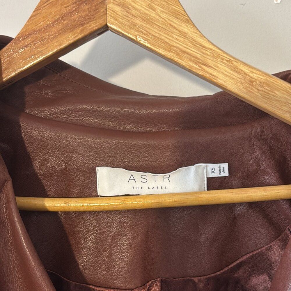 ASTR The Label β’ rust brown vegan leather trench coat - Picture 4 of 10
